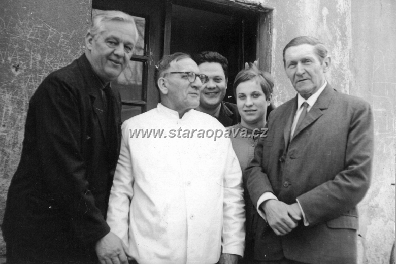nerudova (9).jpg - Před hospodou Anton, nedatovaná fotografie.  Foto z archivu T.Havránka